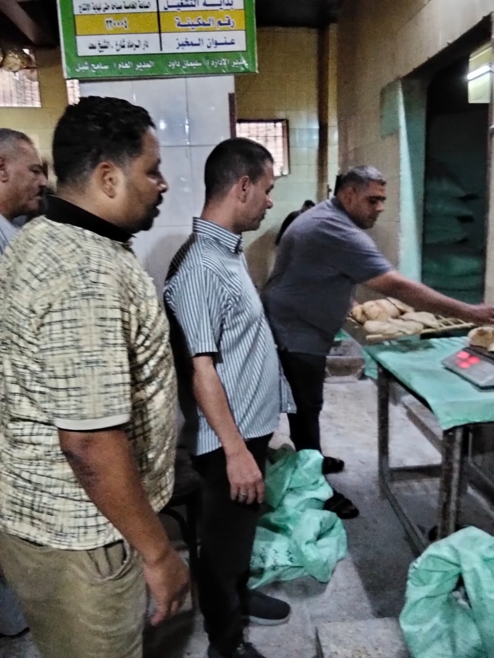 ضبط سلع غذائية مختلفة الأصناف منتهية الصلاحية وسجائر مجهولة المصدر بالفيوم <br>