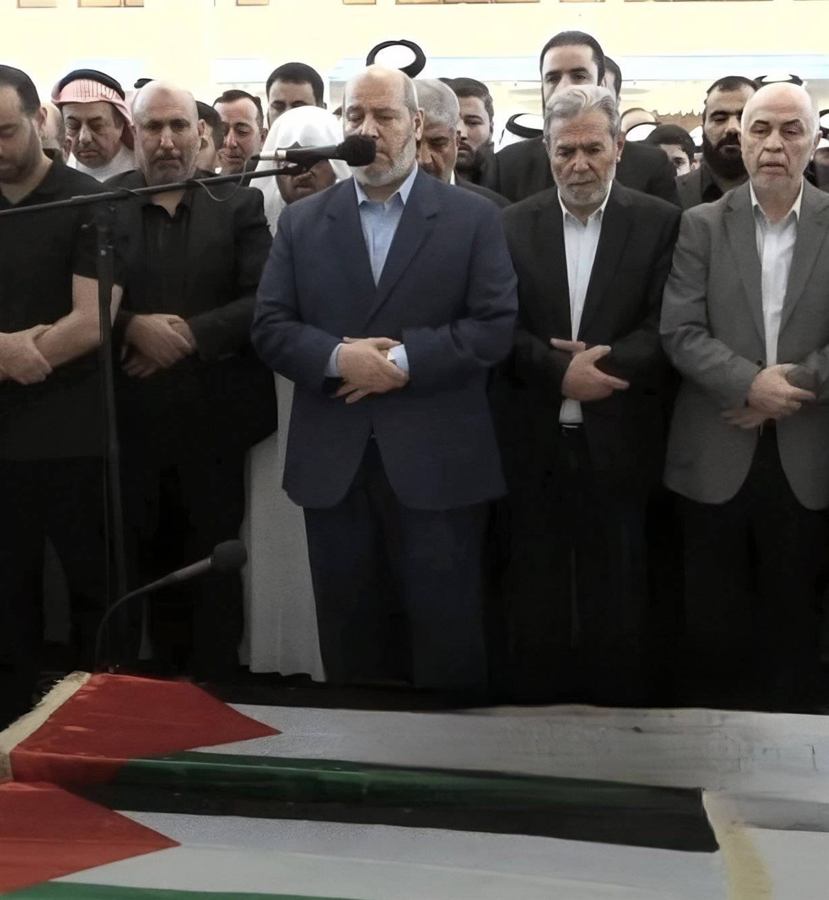 خليل يؤدي صلاة الجنازة على نجله