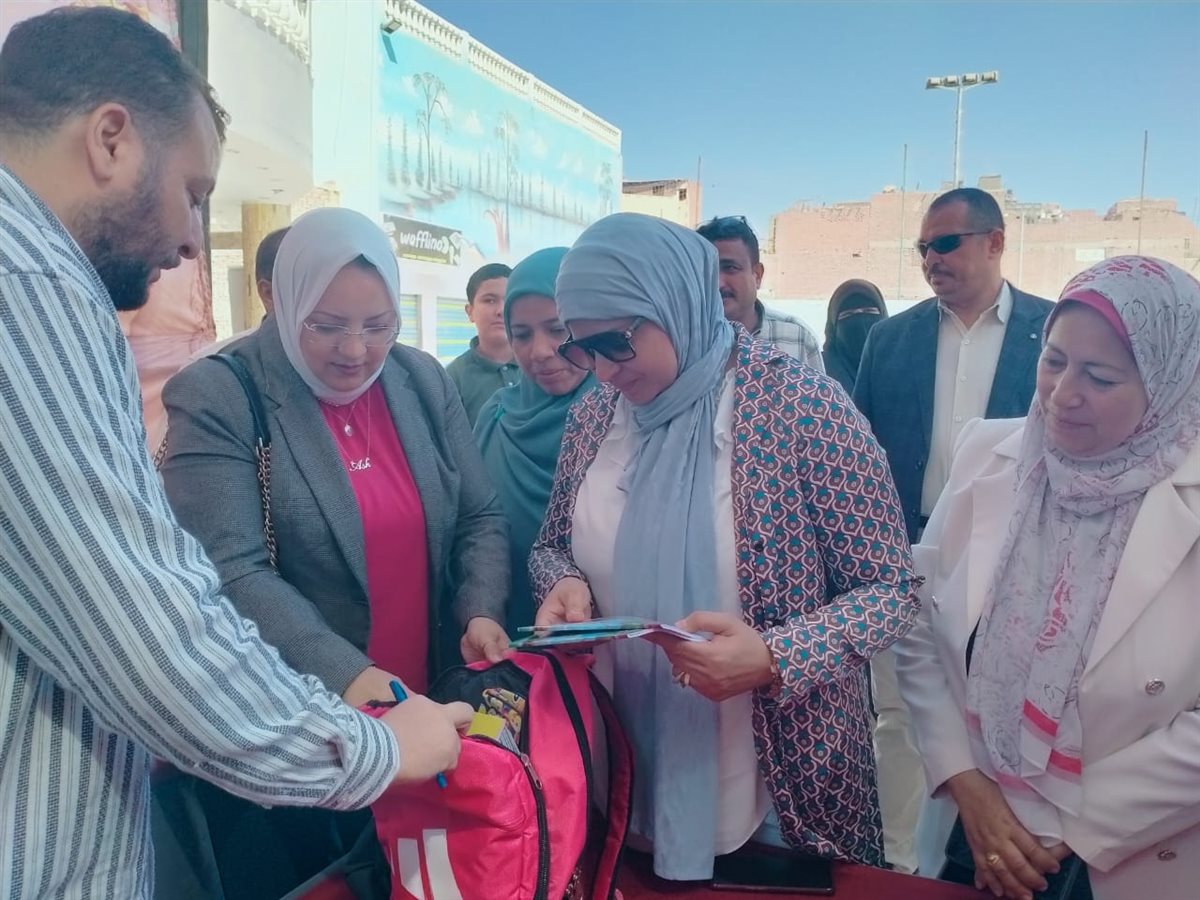رئيس مركز ابشواى : توزيع 500 شنطة مدرسية و500 جنيه للزي المدرسي بطبهار 
