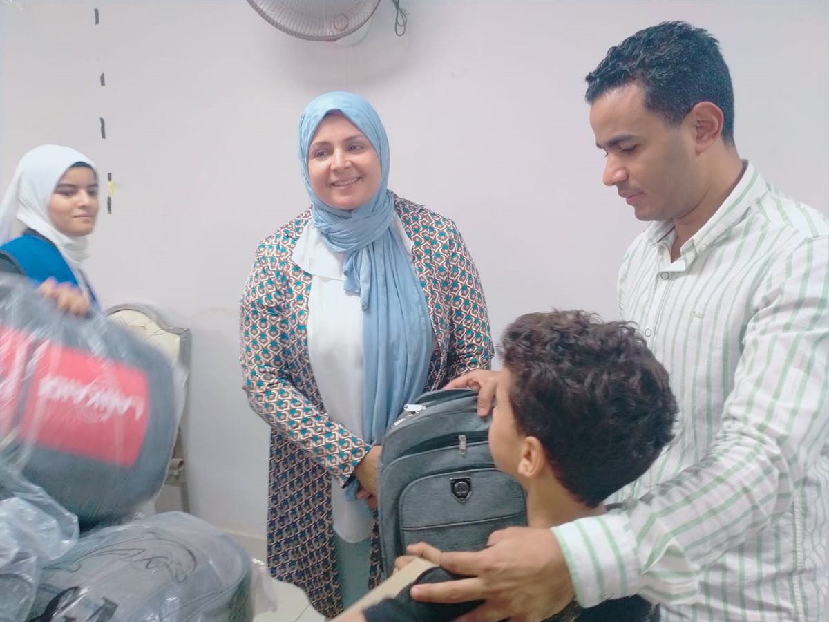 توزيع 100 شنطة متكاملة و100 زوج من الكوتشي للأسر الأولى بالرعاية بابشواي <br> 