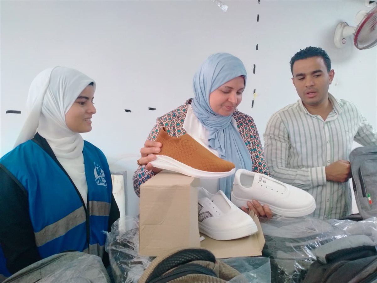 توزيع 100 شنطة متكاملة و100 زوج من الكوتشي للأسر الأولى بالرعاية بابشواي <br> 