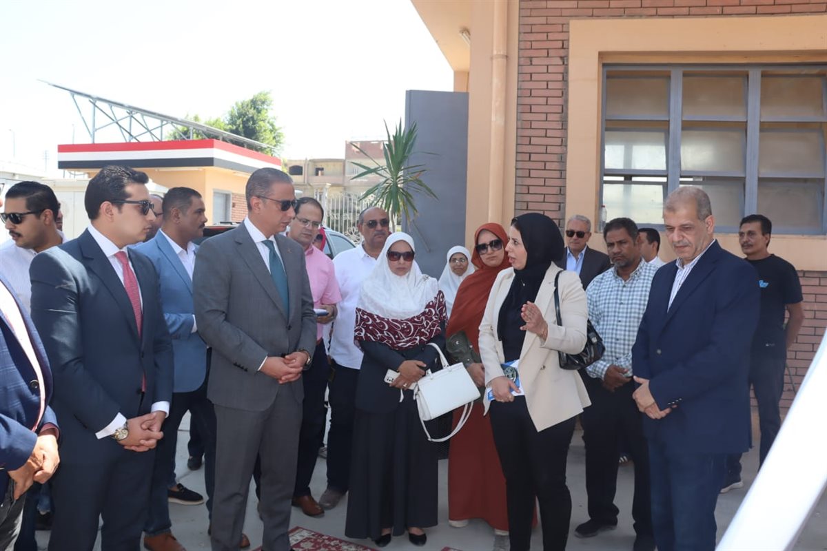 محافظ الفيوم يتفقد محطة توليد الكهرباء من الطاقة الشمسية بمشروع رفع الصرف الصحي بالإعلام