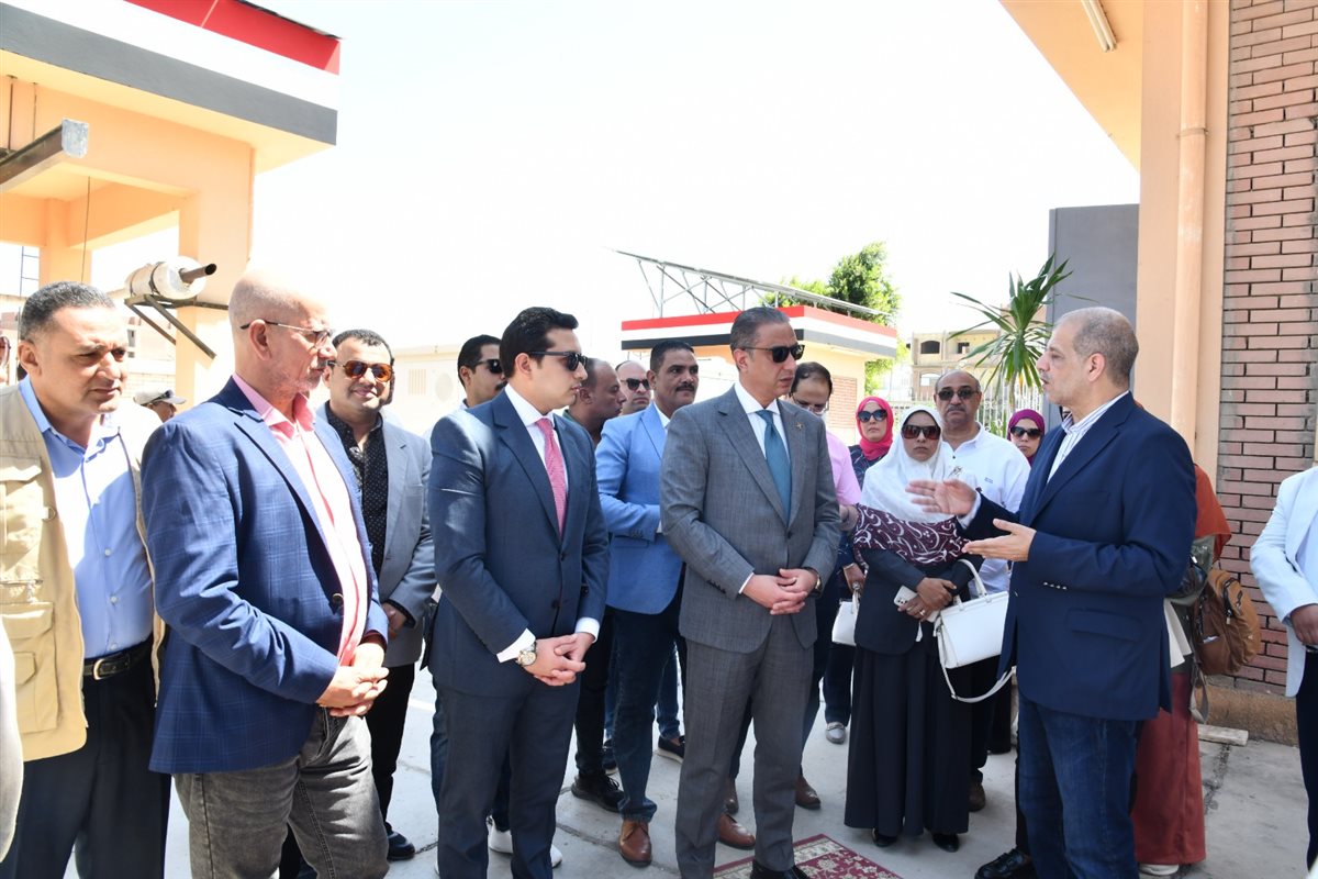 محافظ الفيوم يتفقد محطة توليد الكهرباء من الطاقة الشمسية بمشروع رفع الصرف الصحي بالإعلام