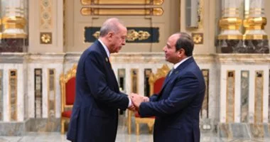 السيسى يلتقى نظيره التركى بقمة الدوحة ويدينان العدوان الإسرائيلي على قطر