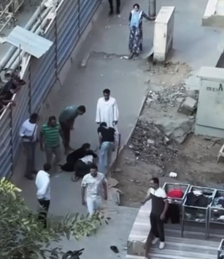 الزوجة تحاول حماية زوجها 