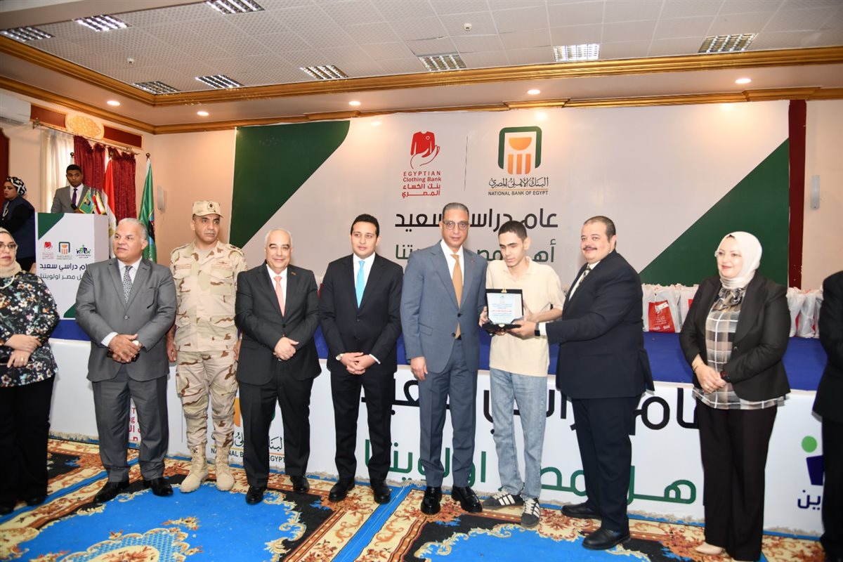 محافظ الفيوم يسلم ملابس جديدة وحقائب مدرسية لـ 1250 تلميذاً من الأولى بالرعاية