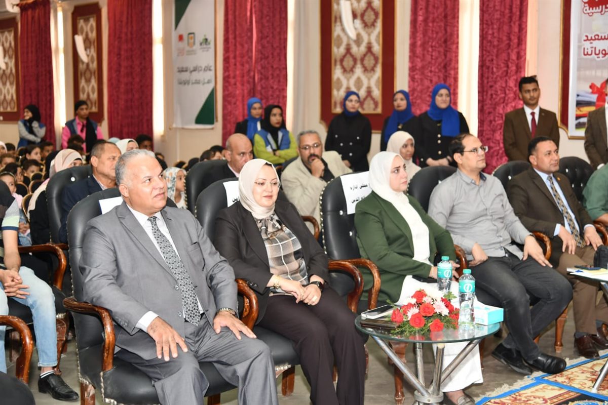 محافظ الفيوم يسلم ملابس جديدة وحقائب مدرسية لـ 1250 تلميذاً من الأولى بالرعاية