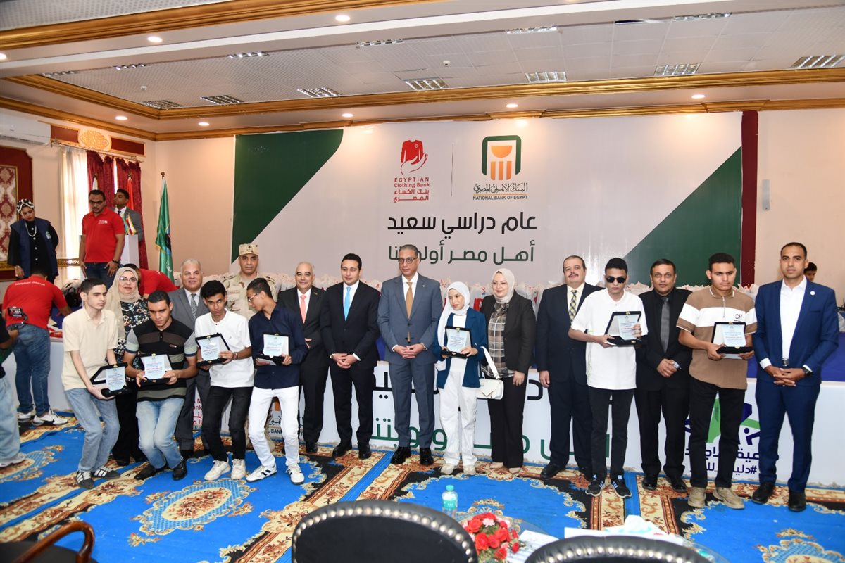 محافظ الفيوم يسلم ملابس جديدة وحقائب مدرسية لـ 1250 تلميذاً من الأولى بالرعاية