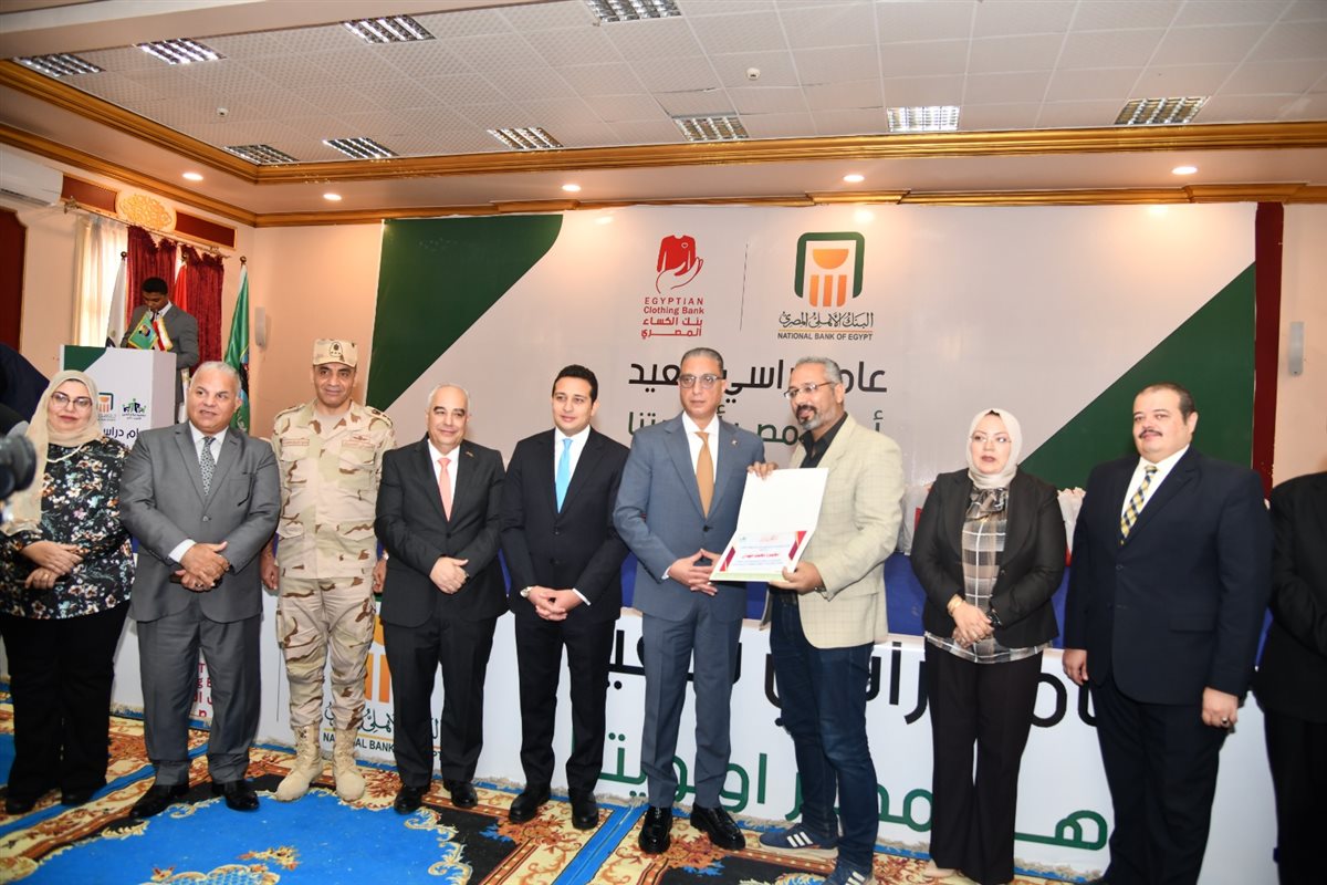محافظ الفيوم يسلم ملابس جديدة وحقائب مدرسية لـ 1250 تلميذاً من الأولى بالرعاية