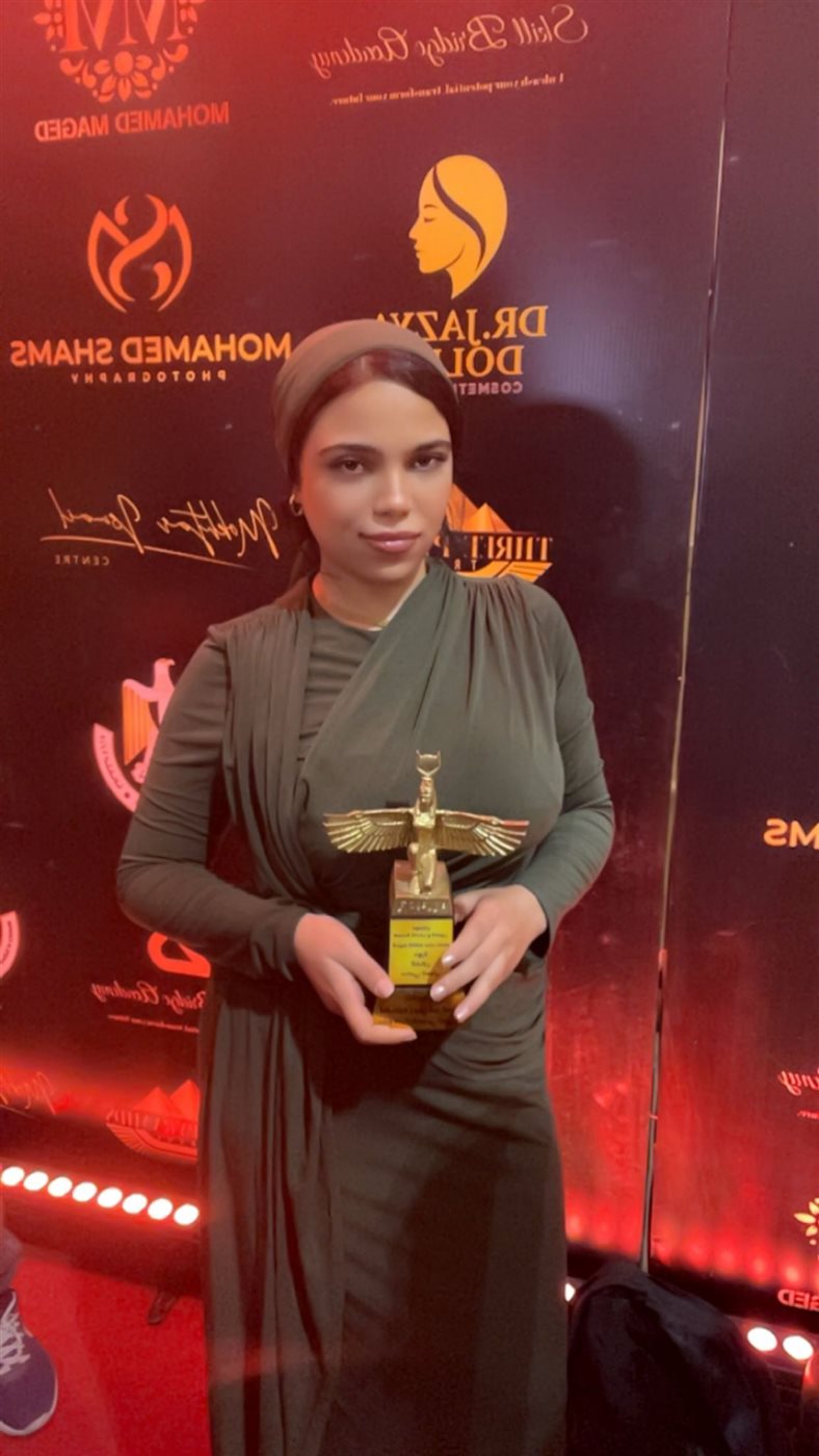 الصحفية منى عبد السلام