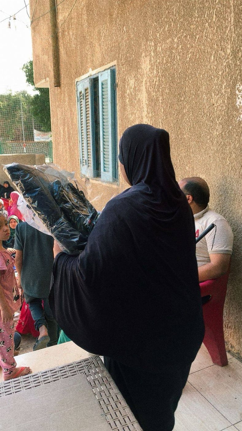بيت الزكاة والصدقات المصري يوزع مستلزمات دراسية لأبناء الأسر المتعففة بقرية دسيا