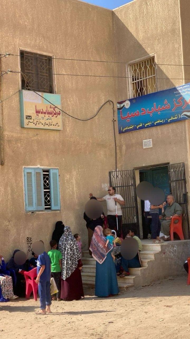 بيت الزكاة والصدقات المصري يوزع مستلزمات دراسية لأبناء الأسر المتعففة بقرية دسيا