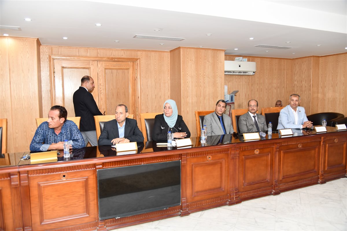 في اجتماع موسع.. محافظ الفيوم يراجع جاهزية المدارس لاستقبال العام الدراسي الجديد