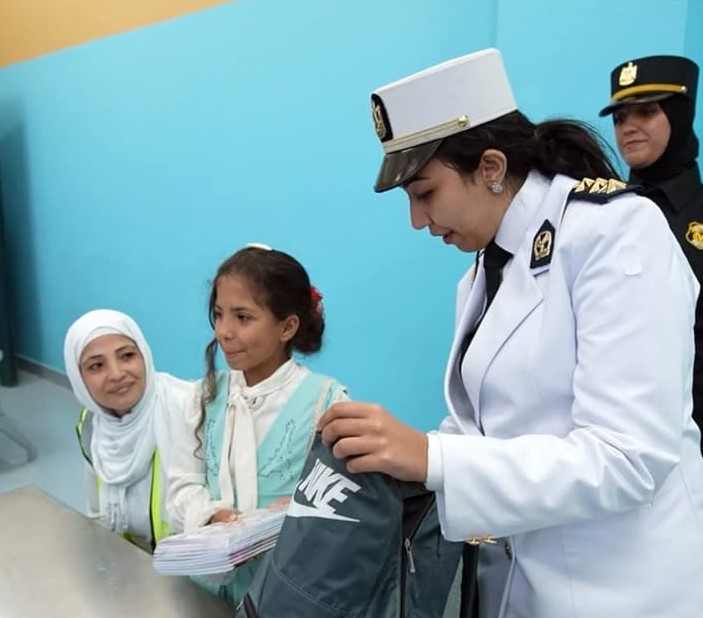 ضابطة تسلم المستلزمات لتلميذة 