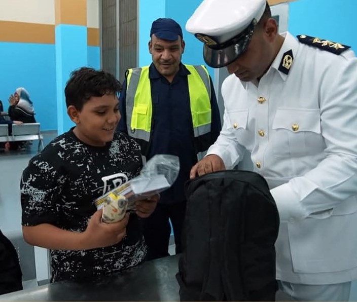 فرحة طفل بحقيبة المدرسة و المستلزمات 