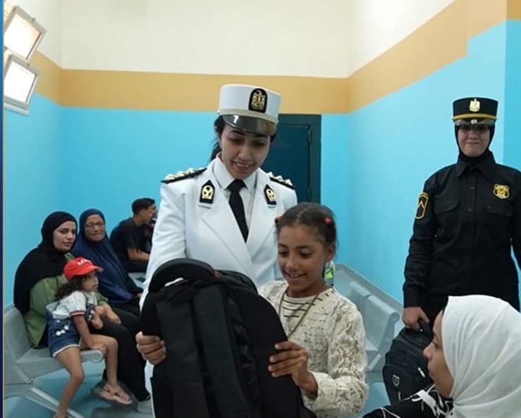 فرحة طفلة بحقيبتها الجديدة 