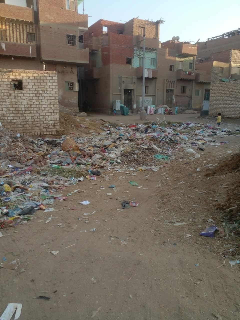 أهالى قرية قلمشاه القمامة تحاصر القرية ونستغيث بمحافظ الفيوم 