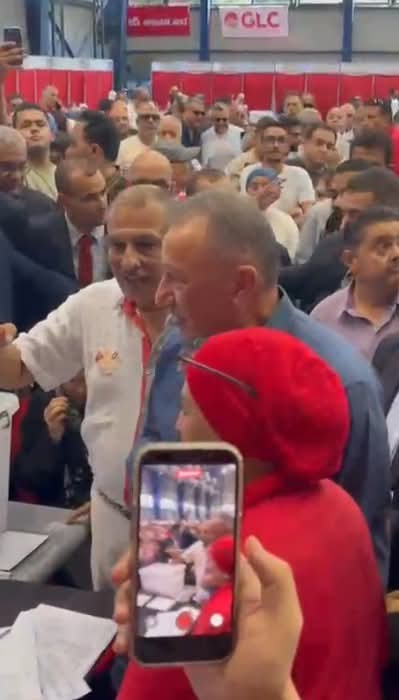 التفاف أعضاء الجمعية العمومية حول رئيس النادي الأهلي