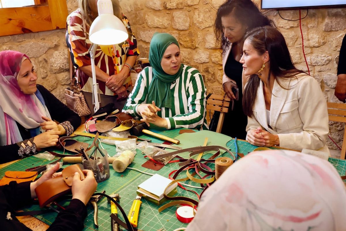 ملكة إسبانيا في زيارة لأحد مراكز الحرف التقليدية