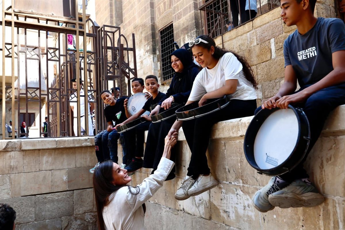 ملكة إسبانيا في زيارة لأحد مراكز الحرف التقليدية