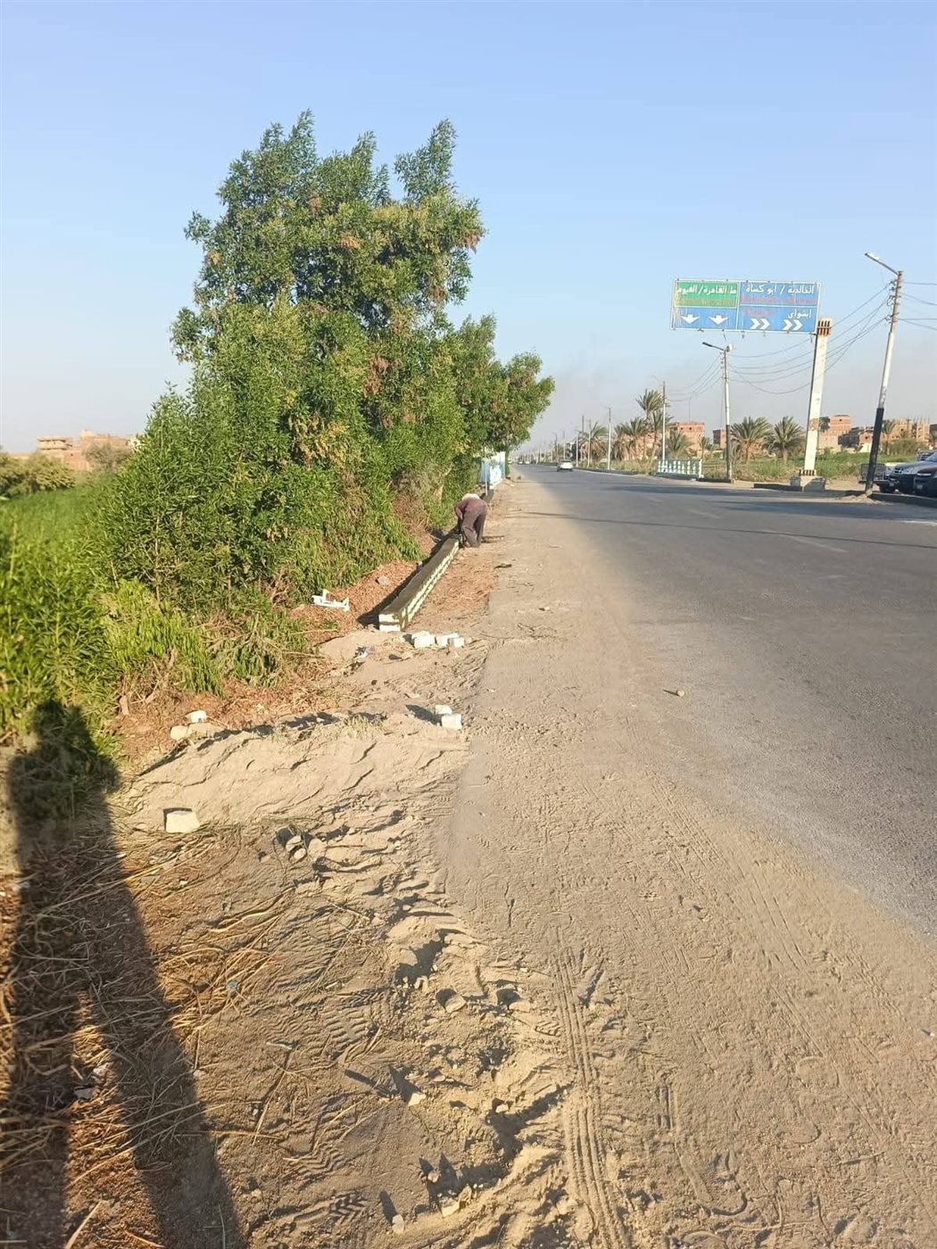 لليوم الثاني.. أعمال التجميل والنظافة بالطريق السياحي ومحيط المدارس بكحك بالفيوم