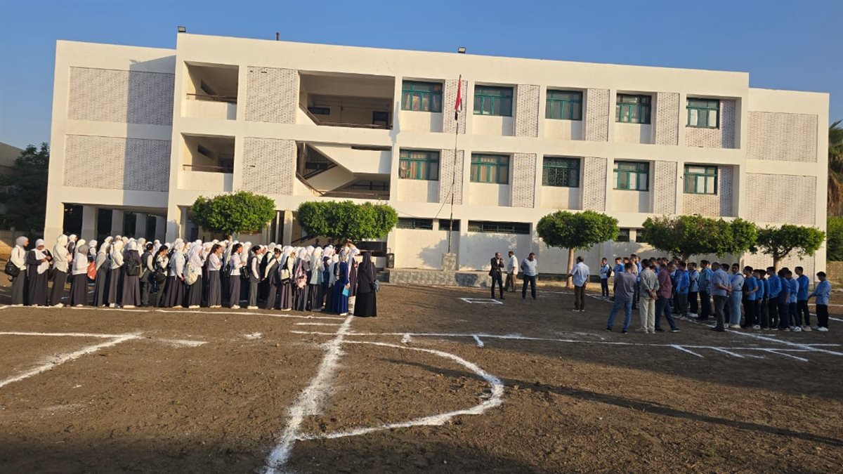 بالورو والشيكولاتة.. استقبال مميز لطلاب الفيوم في أول أيام الدراسة 2026