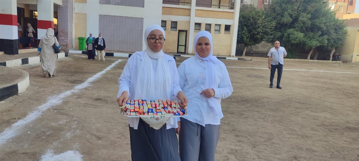 بالورو والشيكولاتة.. استقبال مميز لطلاب الفيوم في أول أيام الدراسة 2026