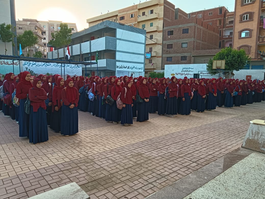 بالورو والشيكولاتة.. استقبال مميز لطلاب الفيوم في أول أيام الدراسة 2026