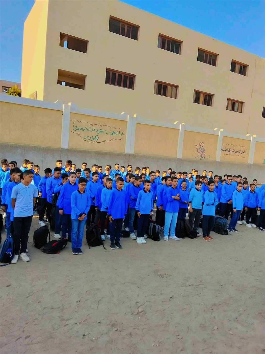 بالورو والشيكولاتة.. استقبال مميز لطلاب الفيوم في أول أيام الدراسة 2026
