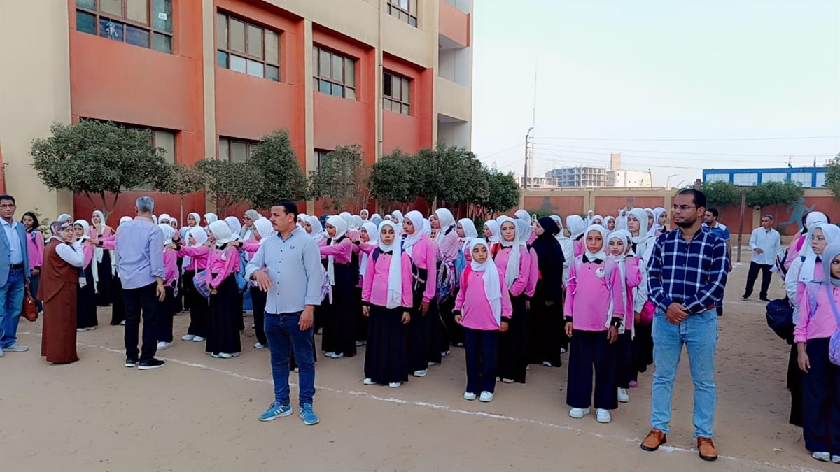 بالورو والشيكولاتة.. استقبال مميز لطلاب الفيوم في أول أيام الدراسة 2026