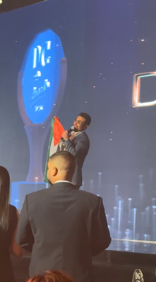 أحمد سعد يغني لفلسطين ويرفع علمها في حفل توزيع جوائز دير جيست 2025