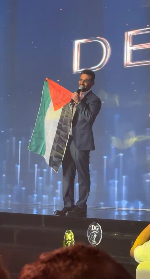 أحمد سعد يغني لفلسطين ويرفع علمها في حفل توزيع جوائز دير جيست 2025