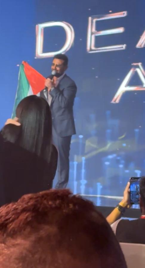أحمد سعد يغني لفلسطين ويرفع علمها في حفل توزيع جوائز دير جيست 2025