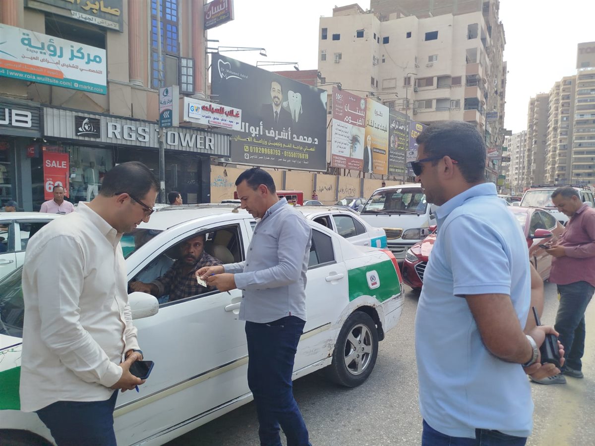 حملة مكبرة من المواقف ومباحث المرور لضبط تعريفة الميكروباص في شوارع الفيوم