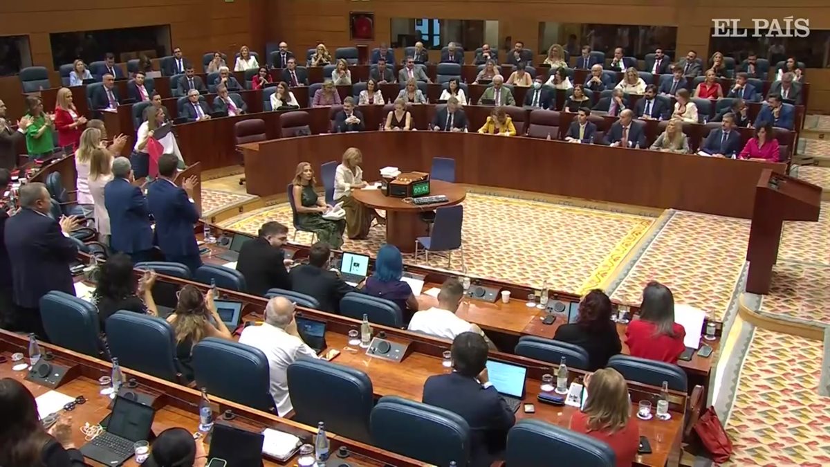 النائبة الإسبانية مار إسبينار رافعة العلم الفلسطيني داخل البرلمان