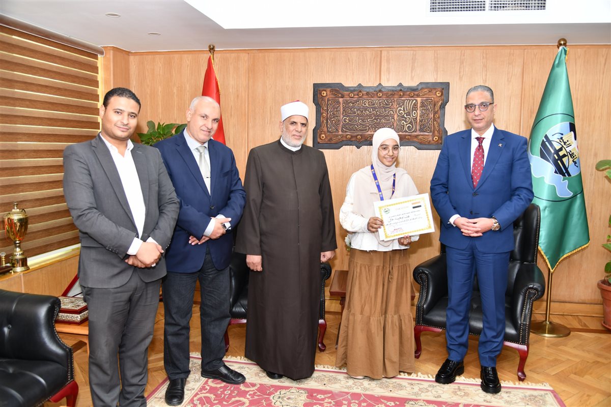 محافظ الفيوم يكرم ثلاث طالبات أزهريات لحصولهن على مراكز متقدمة على مستوى الجمهورية بمسابقات القراءة والإبداع