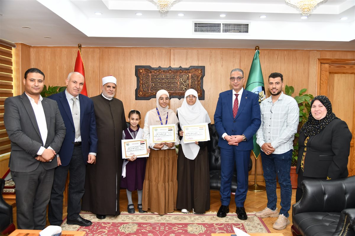 محافظ الفيوم يكرم ثلاث طالبات أزهريات لحصولهن على مراكز متقدمة على مستوى الجمهورية بمسابقات القراءة والإبداع