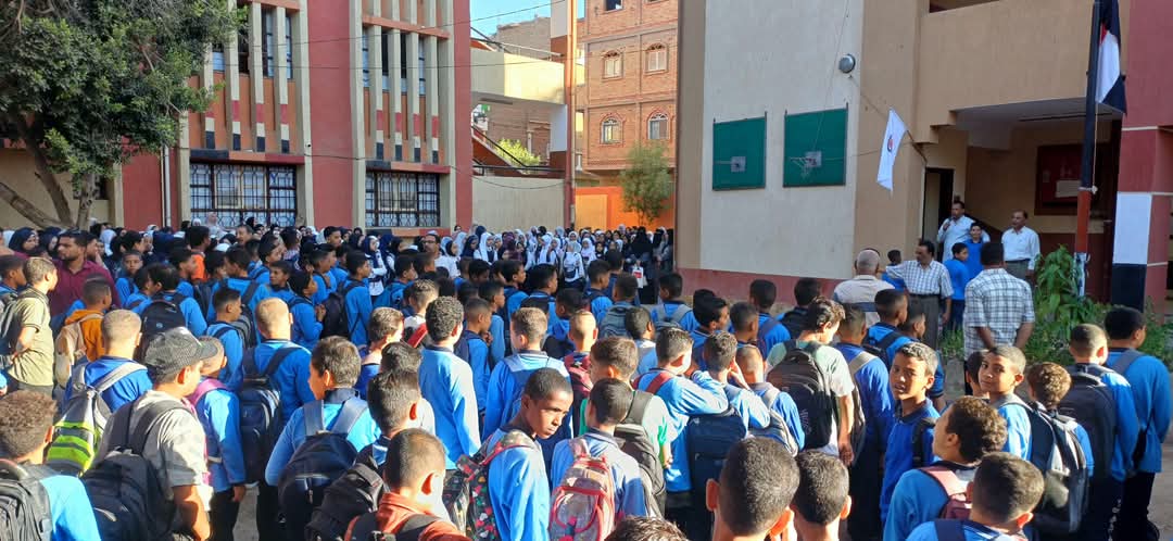 عبدالواحد يتفقد مدرسة الزرقة الإعدادية ويشدد على الانضباط 