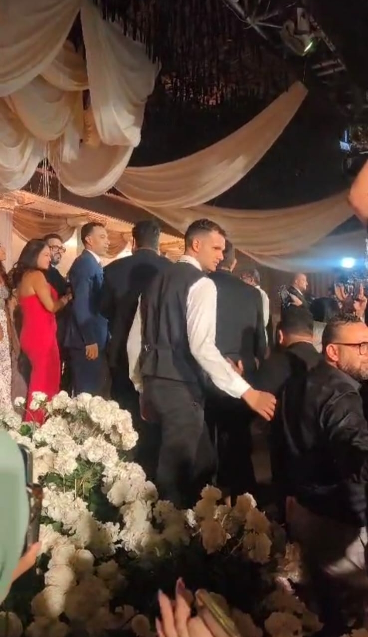 أكرم حسني في حفل زفاف نجل بيومي فؤاد 