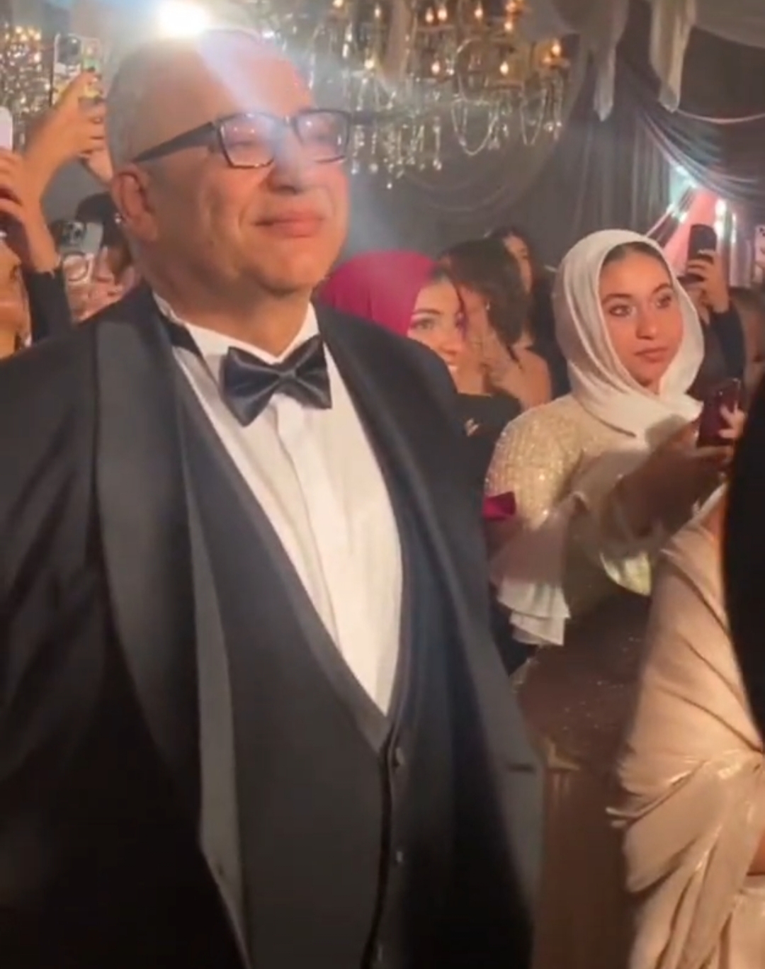 تأثر بيومي فؤاد في حفل زفاف نجله