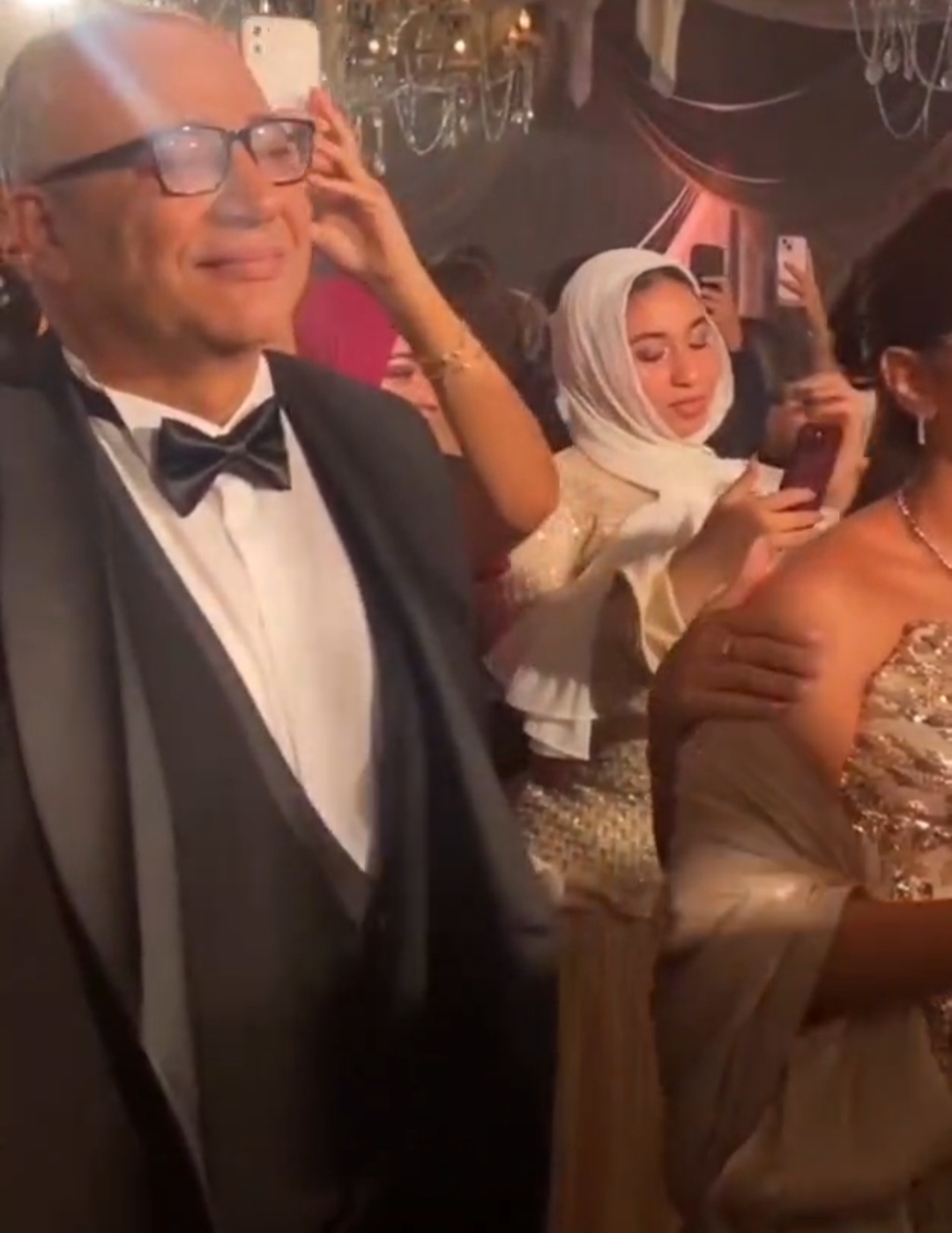تأثر بيومي فؤاد في حفل زفاف نجله