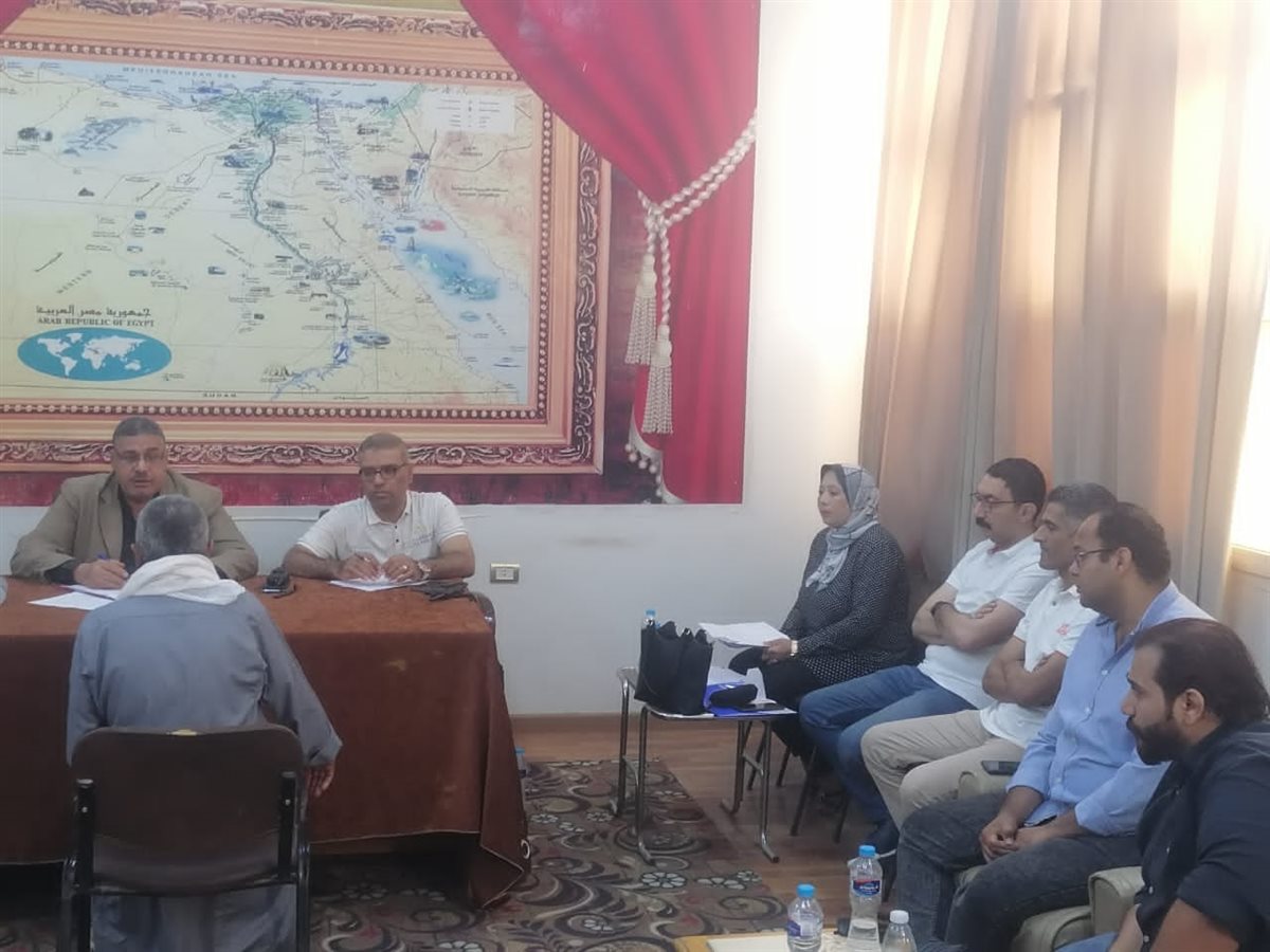 نائب محافظ الفيوم يبحث 23 حالة لحل مشاكلهم بمركز ابشواى