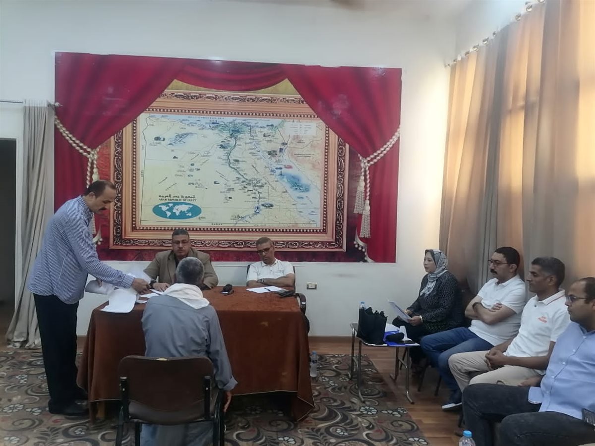 نائب محافظ الفيوم يبحث 23 حالة لحل مشاكلهم بمركز ابشواى