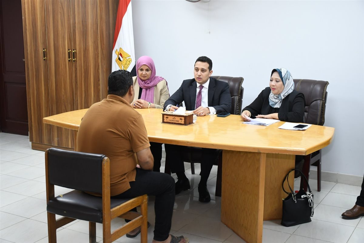 نائب محافظ الفيوم يبحث 23 حالة لحل مشاكلهم بمركز ابشواى