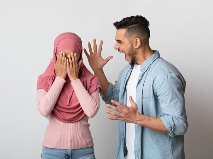 <strong>هل يجوز ظلم الزوجة لإرضاء الأم؟</strong>