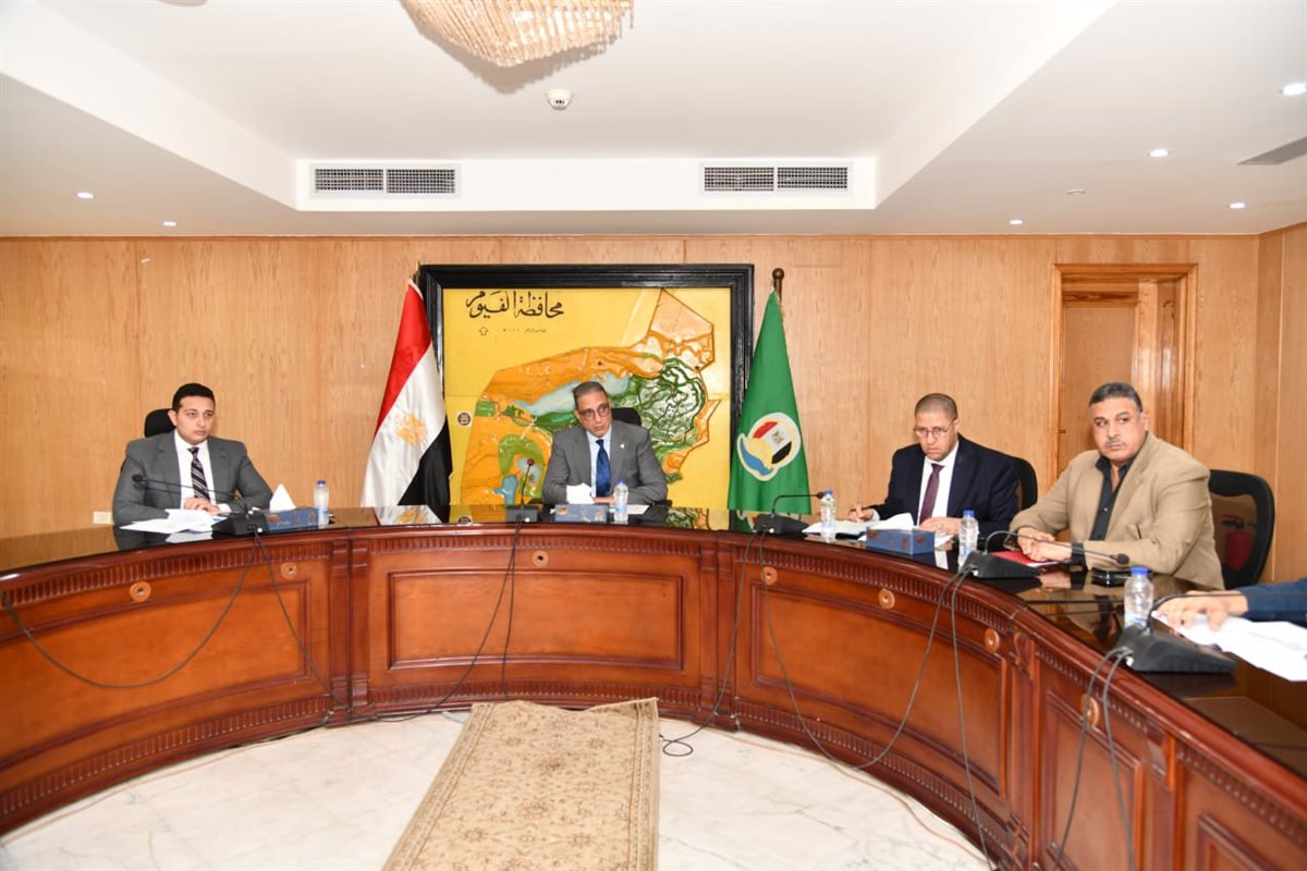 محافظ الفيوم يجتمع بالجهاز التنفيذي للمدينة ويوجه بالتصدي للبناء المخالف ورفع كفاءة منظومة 