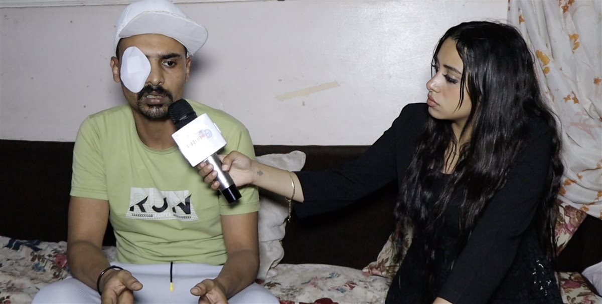  أحد ضحايا غجر إمبابة مع الإعلامية مارينا إبراهيم 