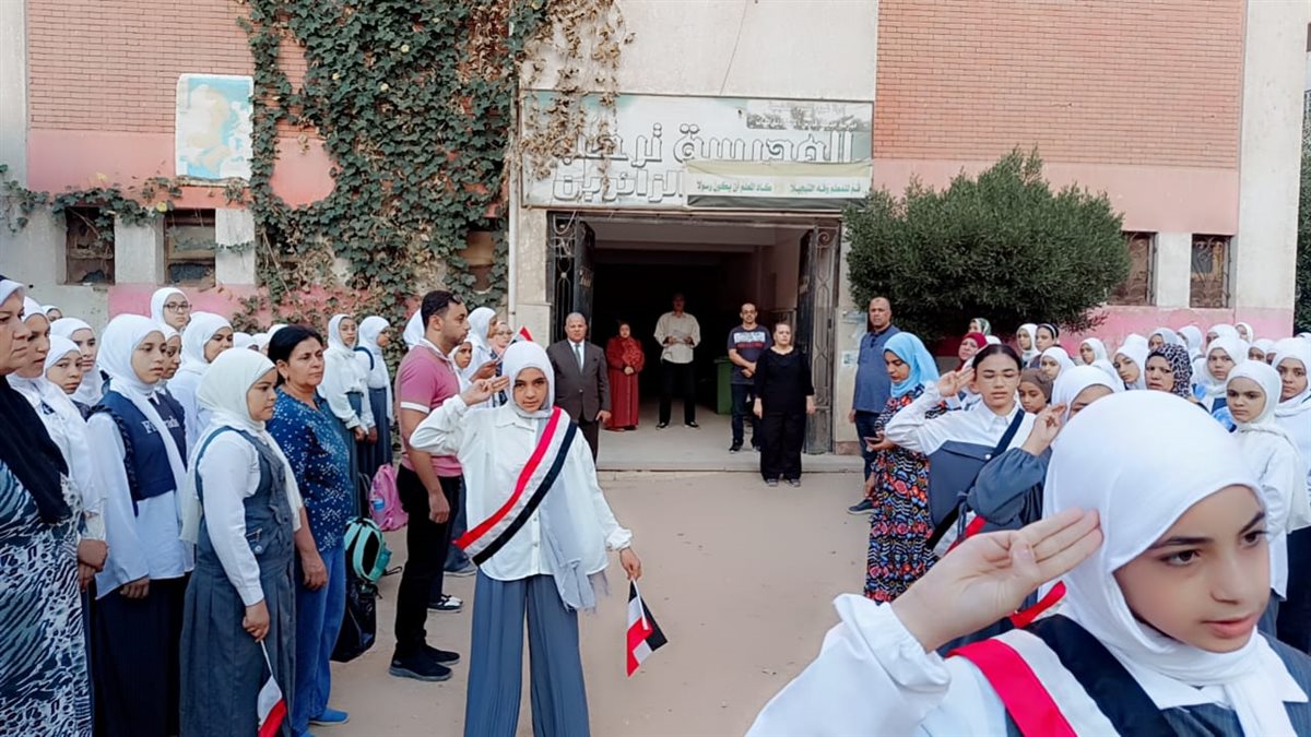 تعليم الفيوم: يكرم معلمة التربية الرياضية بمدرسة مدينة فارس الإعدادية للبنات بغرب الفيوم لانضباط العمل