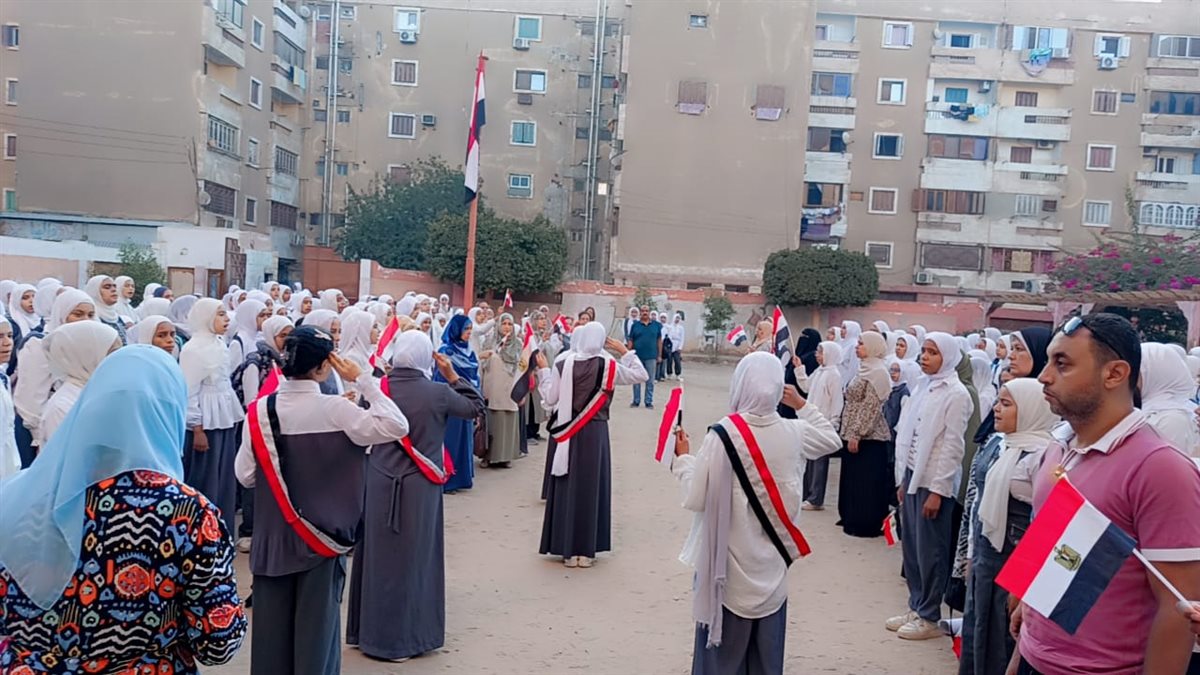 تعليم الفيوم: يكرم معلمة التربية الرياضية بمدرسة مدينة فارس الإعدادية للبنات بغرب الفيوم لانضباط العمل