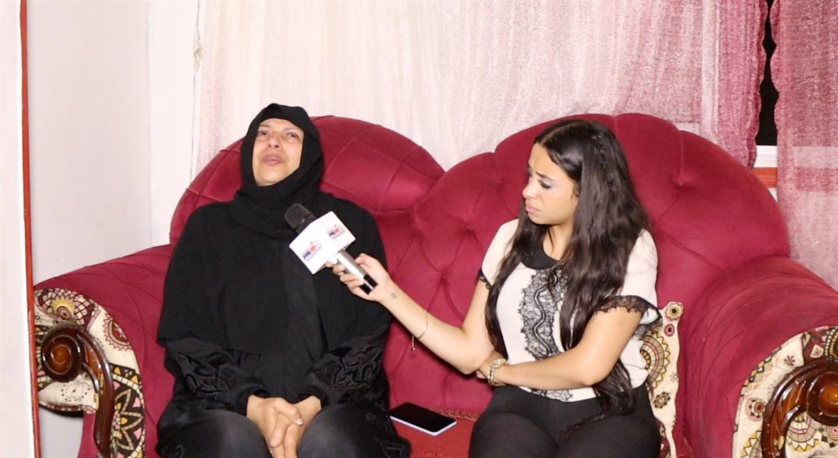 والدة علي ضحية حلاق إمبابة مع الإعلامية مارينا إبراهيم 